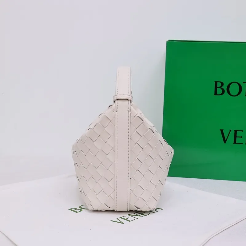 All categories Official website "Brand Women's Bags" Women's Bags 💙 BV 2026 new BV portable shoulder bag